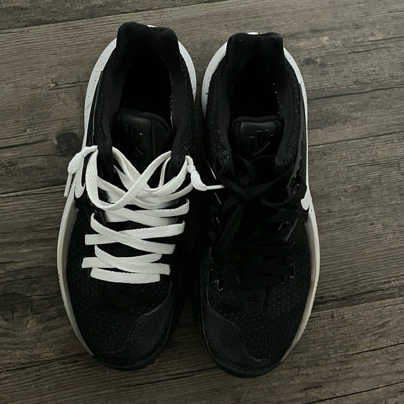 NIKE KYRIE 2 LOW Black and White Size 8.5 Men’s & Womens - Picture 7 of 10